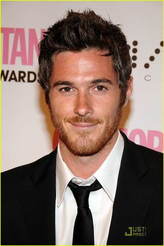 File:Dave-annable-hair-style-2014-12.jpg