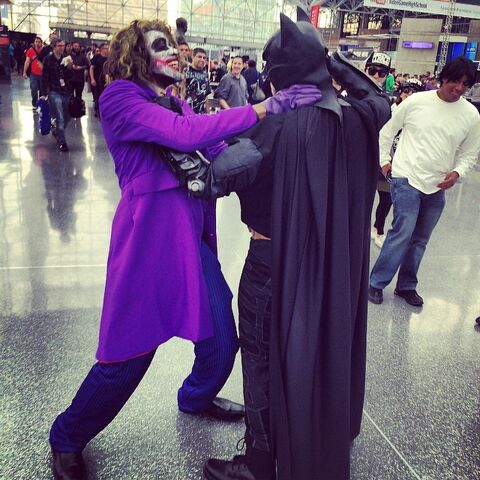 File:Nycc2014-jokervbatman.jpg