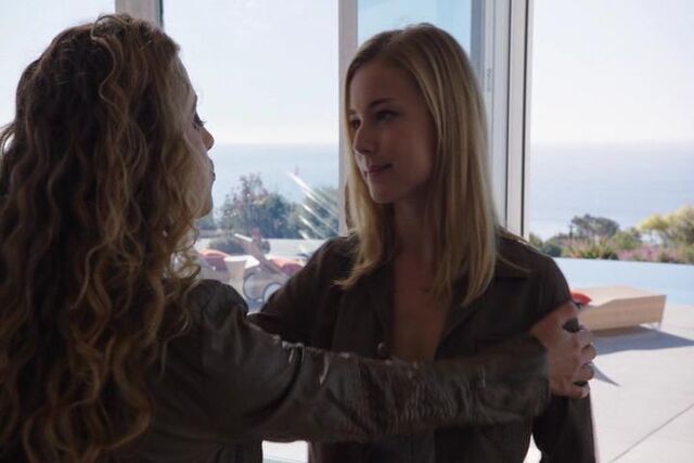 File:RevengeS01E08AmandaEmily2.jpg