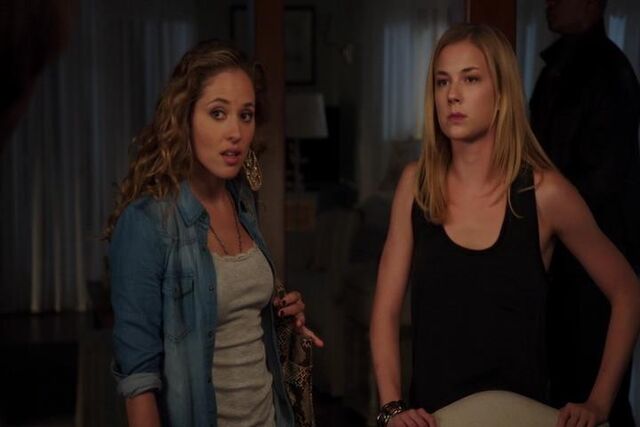 File:RevengeS01E08AmandaEmily3.jpg