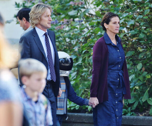 File:Owen-Wilson-Julia-Roberts-Jacob-Tremblay-Movie-Set-Wonder-Tom-Lorenzo-Site-1.jpg