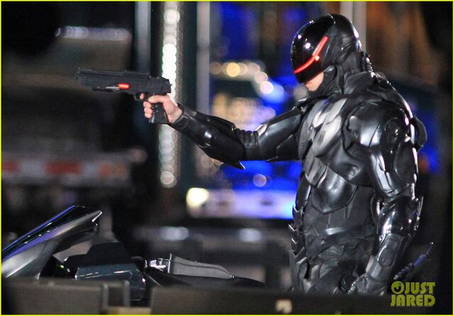 File:Joel-kinnaman-suits-up-for-robocop-reshoots-17.jpg