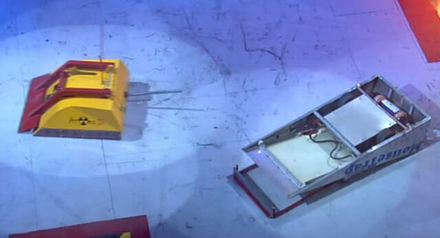 File:MayhemAtomicMousetrapFightingTorque.jpg