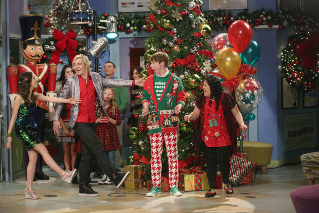 File:S4E18-SantasAndSurprises-10.jpg