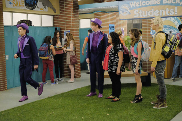 File:S4E04-SeniorsAndSeñors-2.jpg