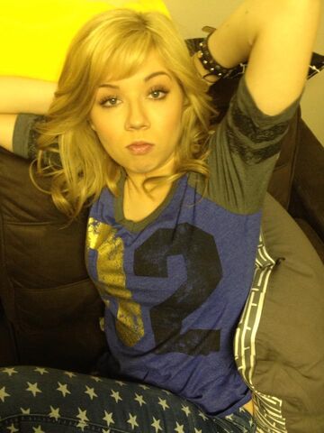 File:Jennette Feb 9, 2013.jpg