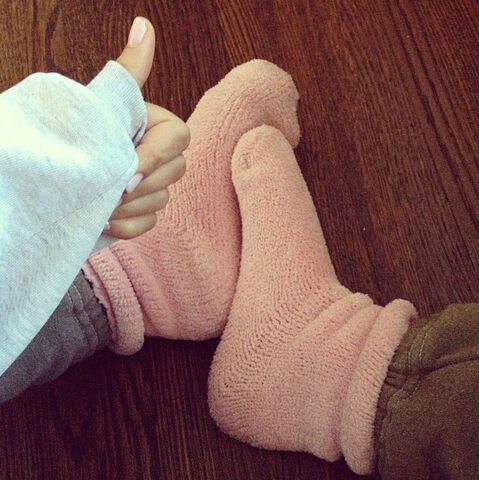 File:Ariana's cold feet.jpg
