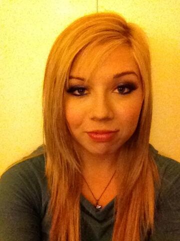 File:Jennette is being cute.jpg