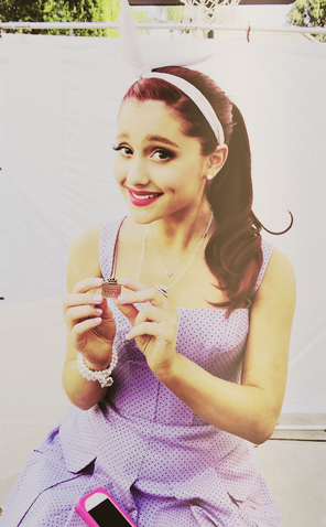 File:Ariana Grande holding a small box.png