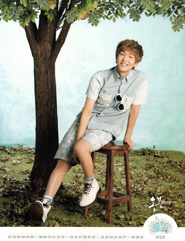 Archivo:Onew-for-shinee-2013-official-calendar.jpg