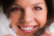 Frau mit roten Augen.jpg