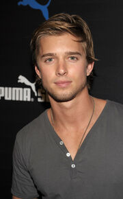 Drew-drew-van-acker-35460634-372-600