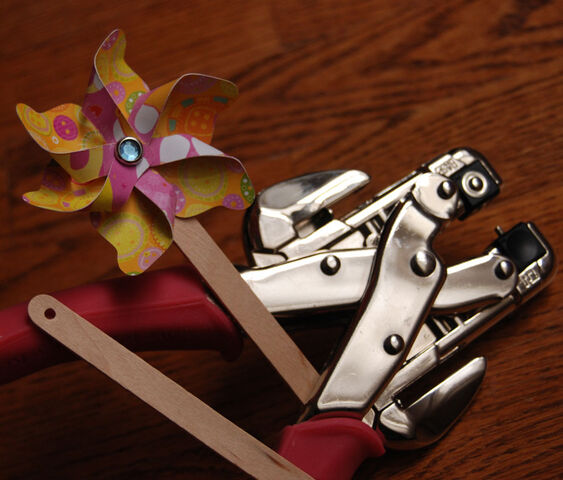 File:Tethered Pinwheel Cropadile Popsicle hole.jpeg