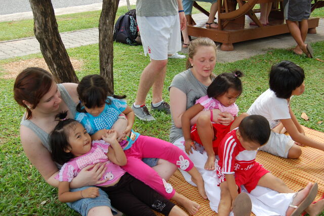 File:Hugging dsc 0302.jpg