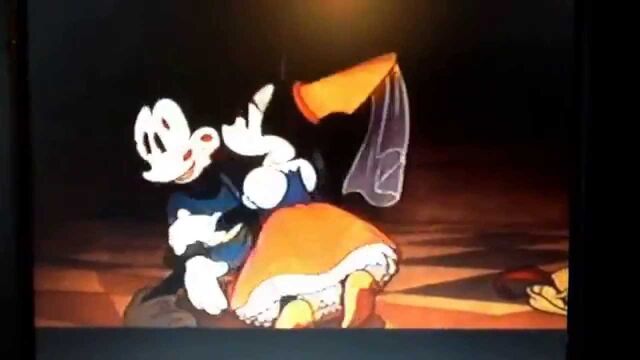File:Minnie kissing Mickey.jpg