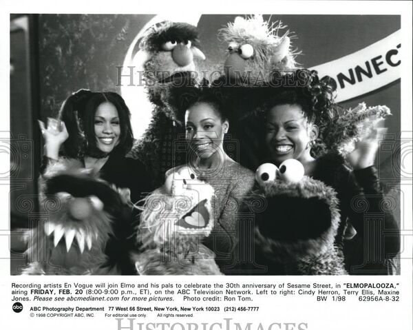 File:Elmopalooza Press Photo.jpg