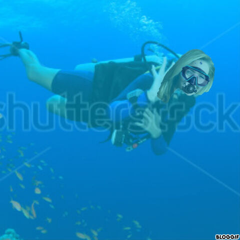 File:Lisa Kudrow scuba diving.jpg