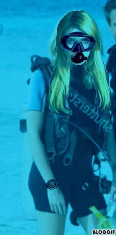 File:Emma Roberts goes scuba.jpg