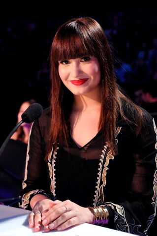 Plik:Demi-lovato-on-X-FACTOR-demi-lovato-32641559-395-594.jpg