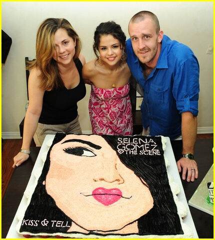 File:Selena with her family.jpeg