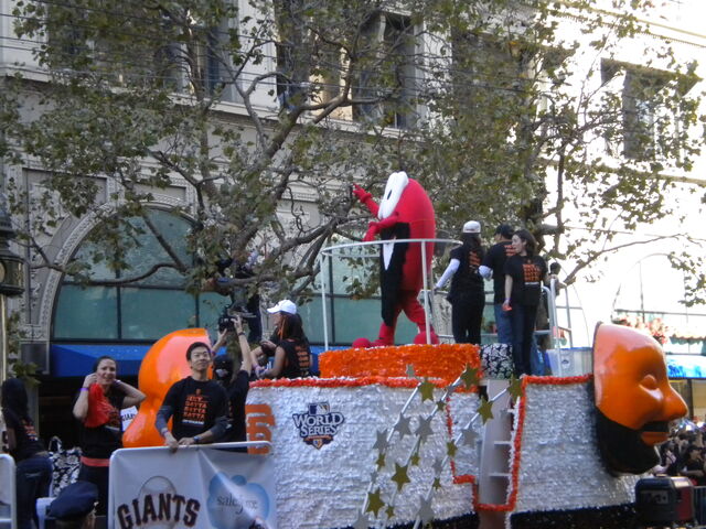 File:GiantsParade28.jpg