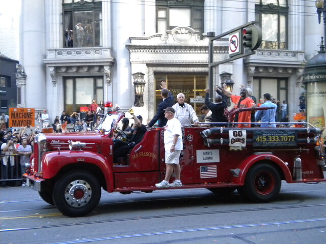 File:GiantsParade23.jpg