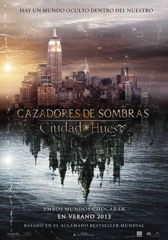 Archivo:Poster-cartel-cazadores-de-sombras-ciudad-de-hueso-aurum-pelicula-cassandra-clare.jpg