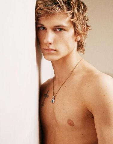 File:Pettyfer058.jpg