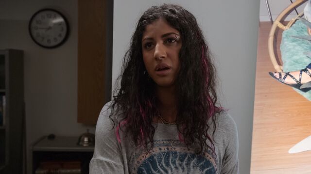 File:1x4 Heather Davis 2.jpg