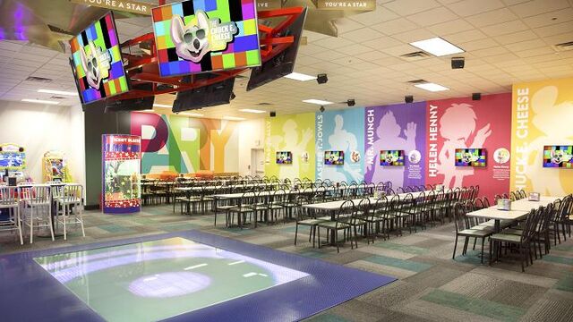 File:Chuck E. Live Stage San Antonio.jpg