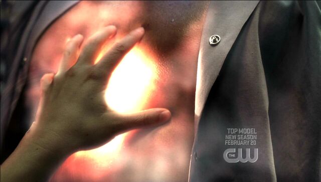 File:Chloe heals Lex.jpg