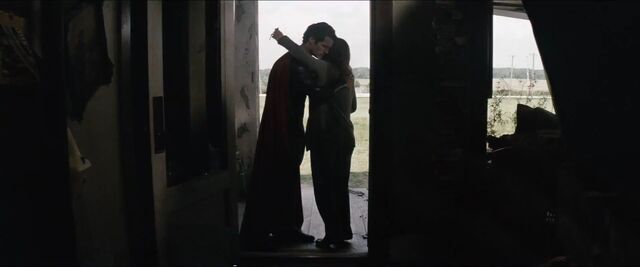 File:Man-of-Steel-Trailer-Images-Superman-Hugs-Ma-Kent.jpg