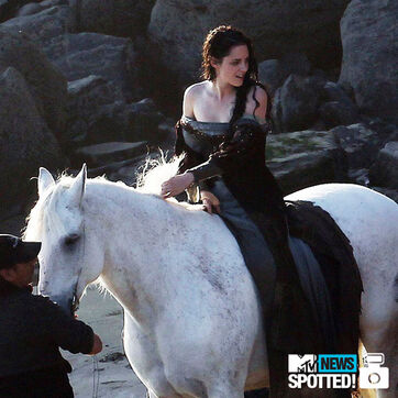 Kristen stewart-horse-white-dress