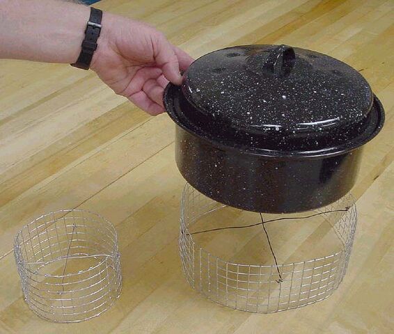 File:Wire stand.jpg