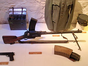 300px-Madsen machine gun with magazine