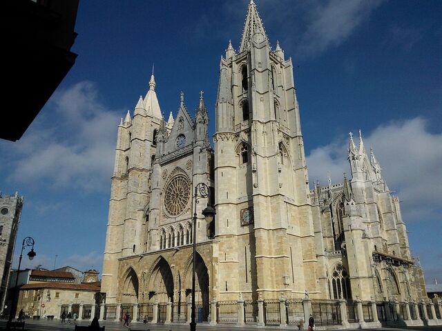 File:RealWorld Leon Cathedral.jpg