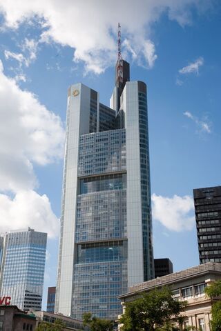 File:Commerzbank Tower (Frankfurt).jpg