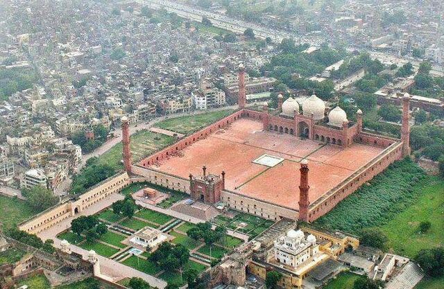 File:Badshahi-mosque-Lhr.jpg