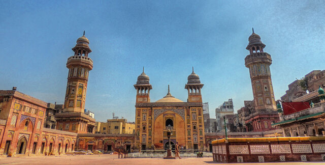 File:Wazir Khan Mosque enterancefws.jpg