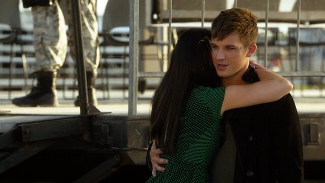 File:Star-Crossed 1x03 JuliaRomanHug.jpg