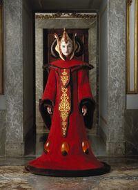 Padmefull3Throne
