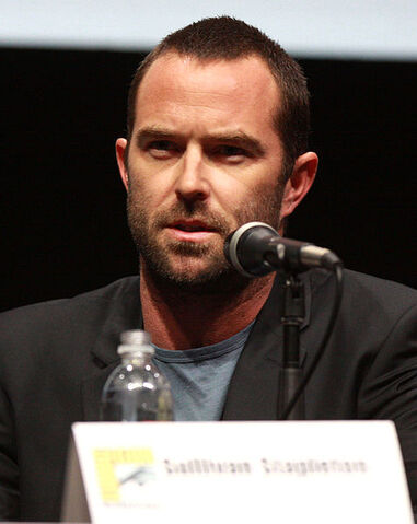 File:Sullivan Stapleton.jpg