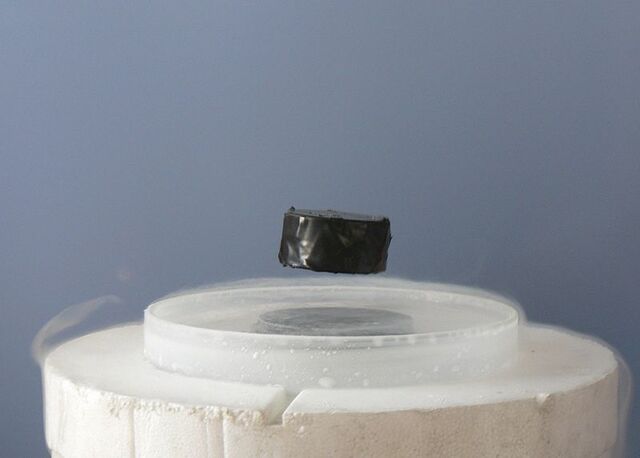 Archivo:Meissner effect.jpg