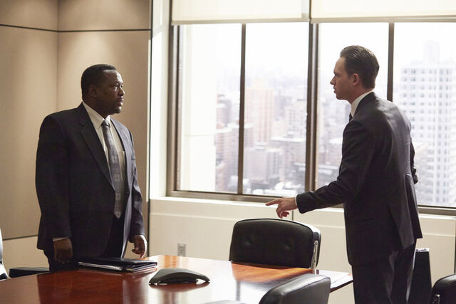 File:S05E04Promo02 - Robert Mike.jpg