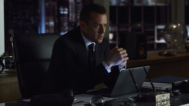 File:S04E16Promo12 - Harvey.jpg