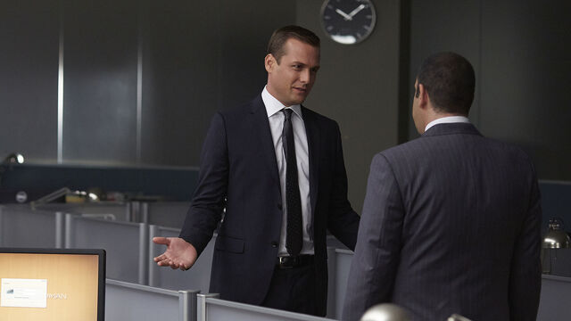 File:S04E13Promo13 - Harvey Louis.jpg