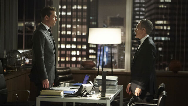 File:S03E13Promo01 - Harvey Stemple.jpg