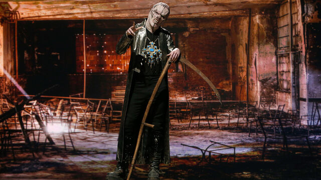 File:Julian S8 Ep8 Spotlight.jpg