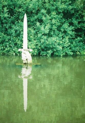 File:Statue of excalibur, kingston.jpg