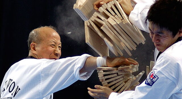 File:Kyu Hyung Lee breaking.jpg